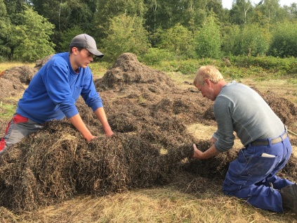 En vaske vrides i hånden